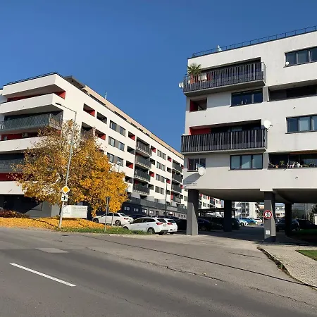 Bl - The Executive Suite, Boru - 24hr Self Check-in, Free Private Parking, Balcony With Mountain View, 5 Minute Walk To Center Apartment *