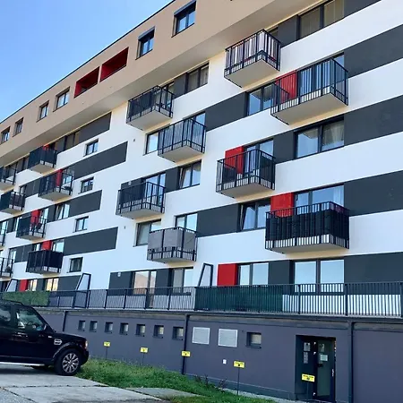 Bl - The Executive Suite, Boru - 24hr Self Check-in, Free Private Parking, Balcony With Mountain View, 5 Minute Walk To Center Banska Bystrica