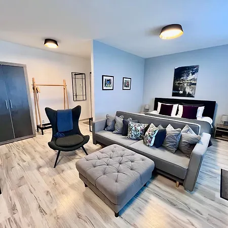 Apartment Bl - The Executive Suite, Boru - 24hr Self Check-in, Free Private Parking, Balcony With Mountain View, 5 Minute Walk To Center